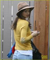 组图：奥兰多一家圣诞节串门儿 米兰达抱儿子靓丽现身