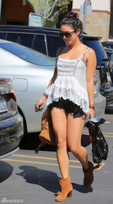 组图：凡妮莎-哈金斯街拍吊带纱衣搭配热裤