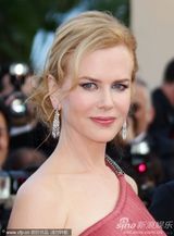 组图：妮可戛纳走秀风情露背 真空激凸艳光四射