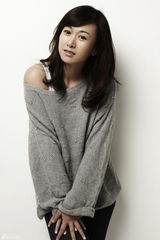 组图：齐欢冬日写真笑容恬谧展知性魅力