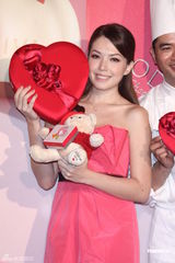 高清组图：许玮宁亲自下厨 爱心巧克力送阮经天