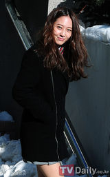 组图：f(x)Krystal轻装参加毕业典礼不失优雅