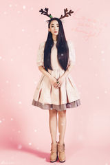 组图：严艺丹粉嫩圣诞大片 化身麋鹿小红帽