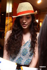 组图：吴佩慈洋装现身小露香肩 力挺好姐妹小S