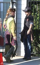 组图：约翰尼-德普穿印第安服装参加亲子活动