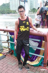 组图：罗仲谦划龙舟展健硕身材