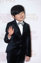 高清图：尹恩惠金秀贤JYJ亮相MBC演技大赏红毯