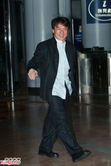 组图：晶刚香港婚礼 成龙休闲西装现身大气招呼媒体