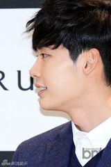 组图：李钟硕出席签名会 嘟嘴捂脸可爱娇羞