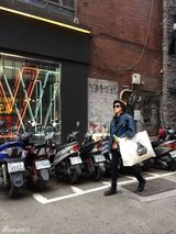 组图：小狐女夏梓桐台北街拍 小丸子发型酷劲足