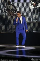 组图：罗比-威廉姆斯蓝西装复古 抢眼献唱全英