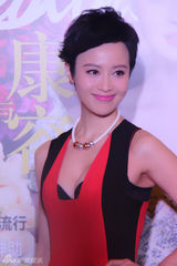 组图：颖儿石小群亮相活动甜美妆容竞艳