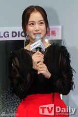 组图：金泰熙甜美站台 V领透视裙小秀性感