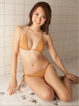 组图：日本杂志女星山本梓湿身内衣写真曝光