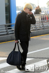 组图：SHINee赴上海开唱 机场时尚一丝不苟