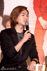 组图：SHINee抵台会粉丝 记者会破冰雕庆功