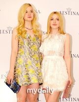 组图：范宁姐妹韩国出席代言活动 与金有贞同台