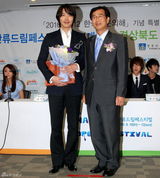 高清组图：金范任韩流宣传大使 委任式亮招牌笑容