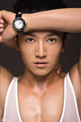 幻灯图：国产美男许诺优雅转身 引领男色新潮流