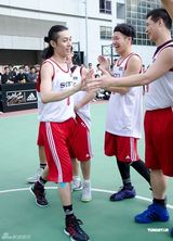 组图：周柏豪率队夺篮球比赛亚军很开心