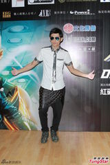 组图：周杰伦开个唱大秀人鱼线 张智霖同台助阵