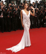 高清组图：《锈与骨》首映 伊娃V领白裙险走光