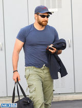 组图：布拉德利库珀新片增肥40磅 变胡须壮大叔