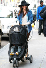 组图：超模米兰达-可儿带儿子散步 装扮时尚