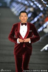 组图：周润发红西装走秀气场足 寿星获赠礼物心情好