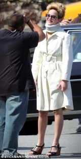 组图：劳伦斯餐厅吻戏显专业 贝尔变秃头肥男