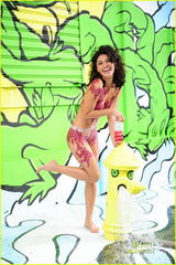 高清图：“绯闻女孩”杰西卡-斯佐尔裸身彩绘代言