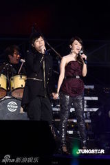 组图：五月天张惠妹等接力开唱 领众人跨越2011年