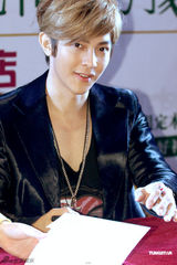 组图：汪东城现身京城会歌迷 签售会大秀亲民