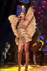 组图：吉克隽逸金色天使造型 登北京春晚　