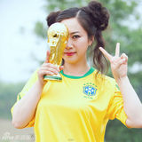 幻灯图：芙蓉姐姐穿巴西队服 捧大力神杯拍写真