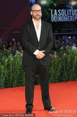 《巴尼的人生》首映 日本导演清水崇戴兔子头套抢镜