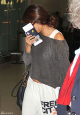 组图：赛琳娜休闲装扮亮相机场羞躲镜头