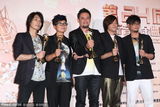 组图：猴子飞行员喜获最佳乐团奖 成员欢呼雀跃