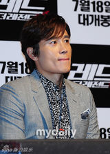 组图：李秉宪出席电影《赤焰战场2》韩国首映