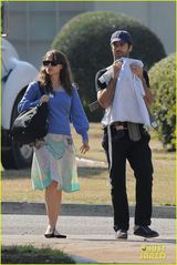 组图：波特曼与老公带儿子散步 享受生活其乐融融