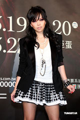 幻灯：张惠妹劲装为个唱造势 变身阿密特摇滚到底