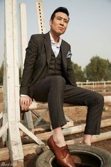 组图：于和伟旷野大片 衔雪茄演绎新绅士主义