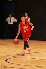 组图：群星红衣出席篮球赛 容祖儿李克勤又背又抱