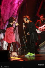 高清组图：陈奕迅香港开唱 靠唱功长裤T恤也疯狂