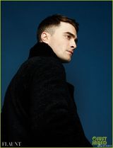 组图：“哈利-波特”登杂志 另类创意吸引眼球