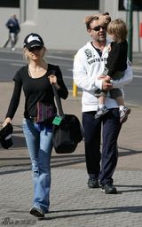 拉塞尔-克劳全家出游 铁汉也有浓情时