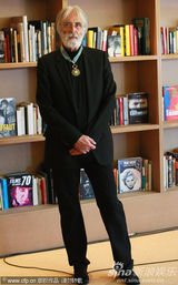 幻灯图集：导演汉内克获文化勋章 比诺什献拥抱