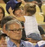 组图：贝克汉姆溺爱吞小七拳头 引长子帅气开怀