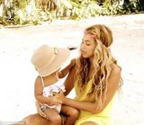 组图：碧昂斯亲子度假照曝光 抱爱女海滩享天伦