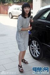 组图：周冬雨素颜北电报到 9日参加军训将住校